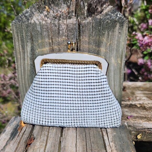 Vintage White laquered metal Mesh Coin Purse With Gold Frame & Kiss Clasp Closur - Picture 1 of 16